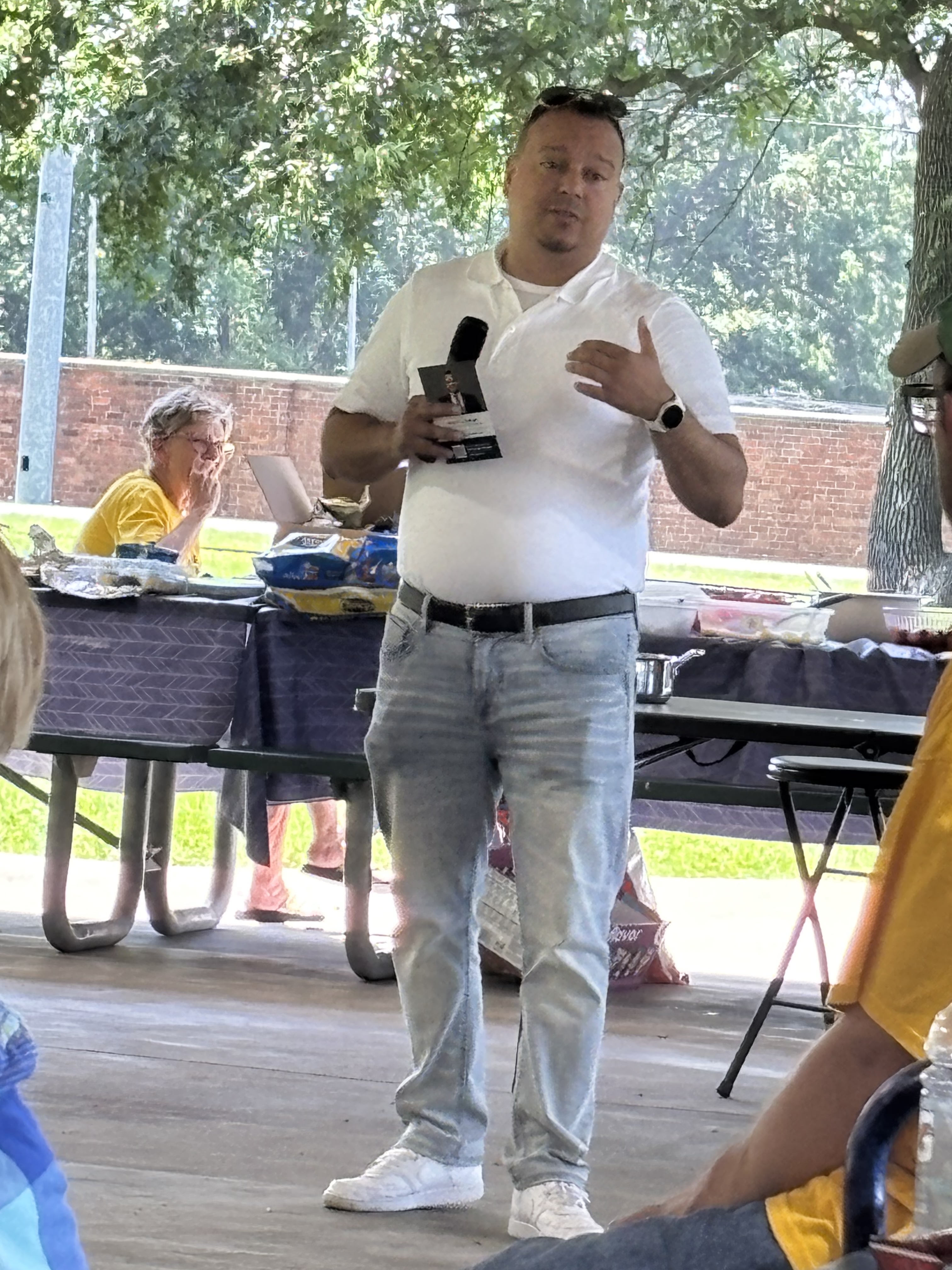 Juan hablando publicamente con los constituyentes de Crawford County
